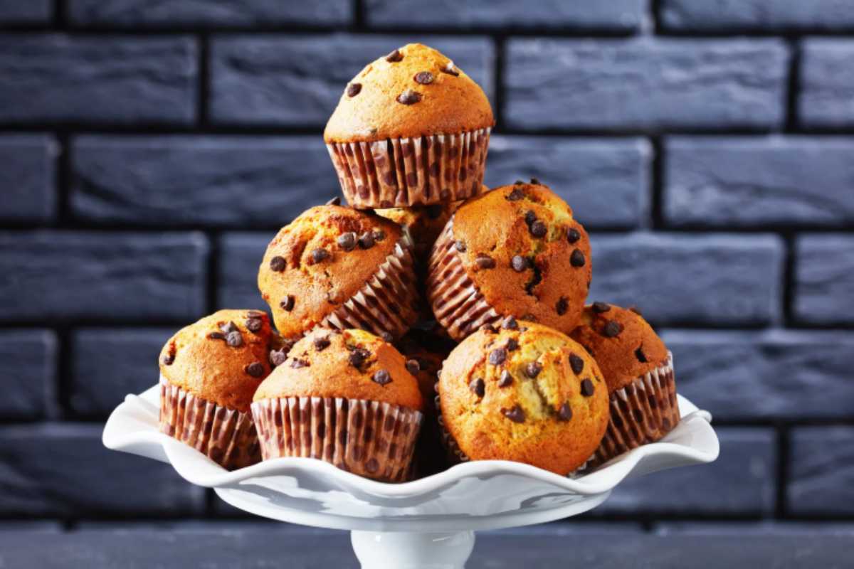 vassoio di muffin con gocce di cioccolato