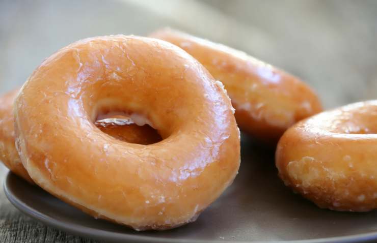 donuts dorati con glassa