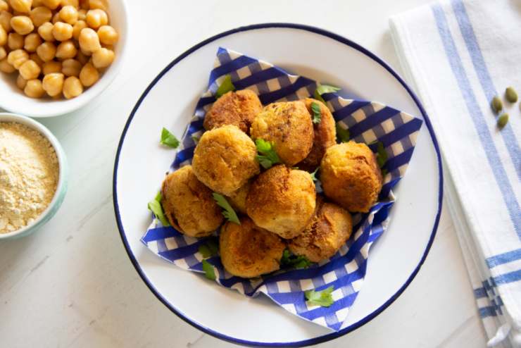 piatto con polpette di ceci dorate