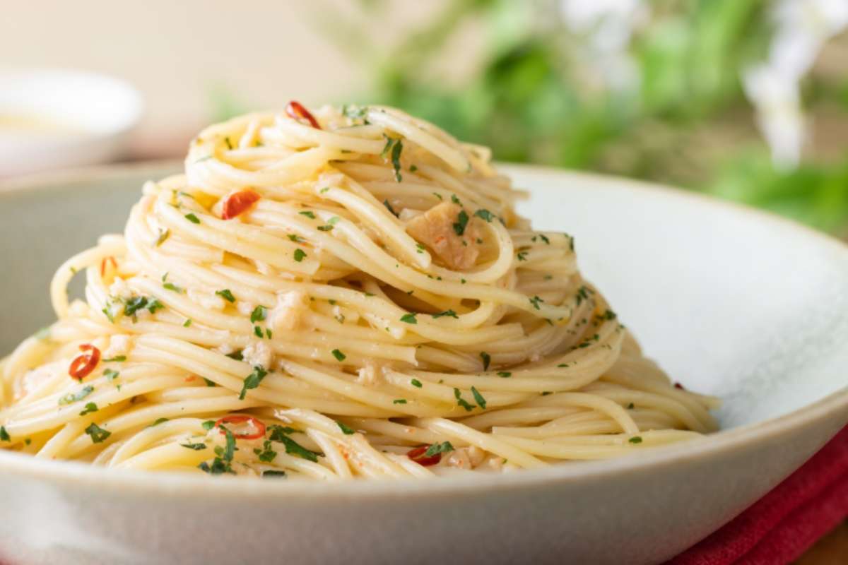 piatto di spaghetti aglio olio e peperoncino